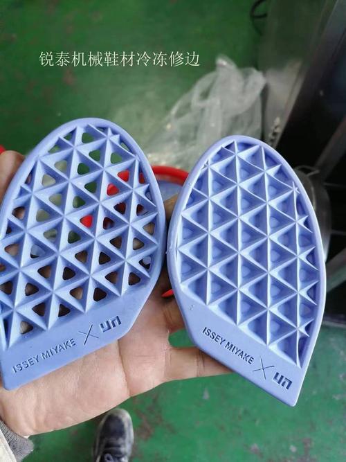 冷冻修边机助力橡胶硅胶产品去批锋 锐泰机械打造高效修边解决方案