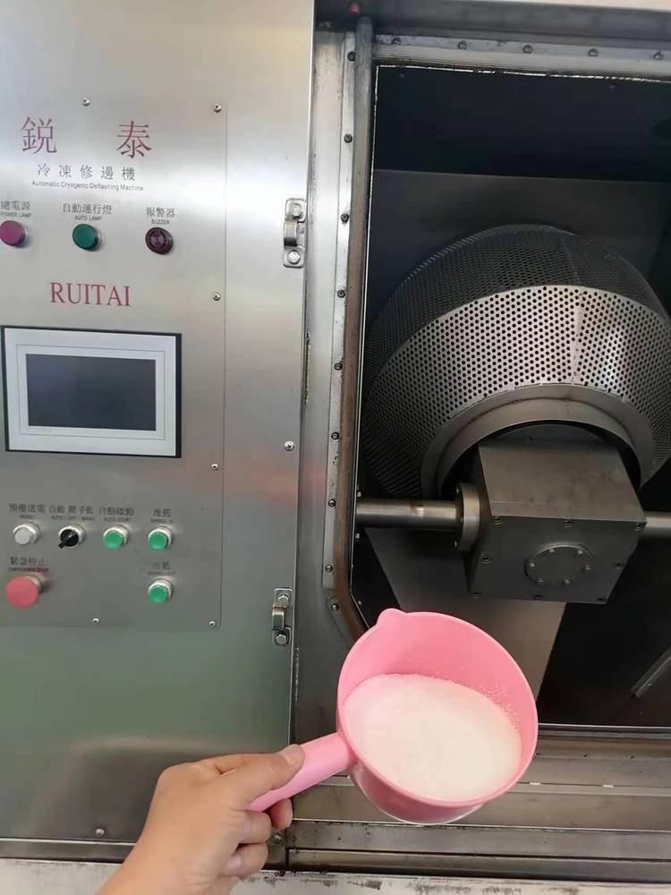 冷冻修边机 锐泰机械引领橡胶硅胶产品去批锋去毛边新革命